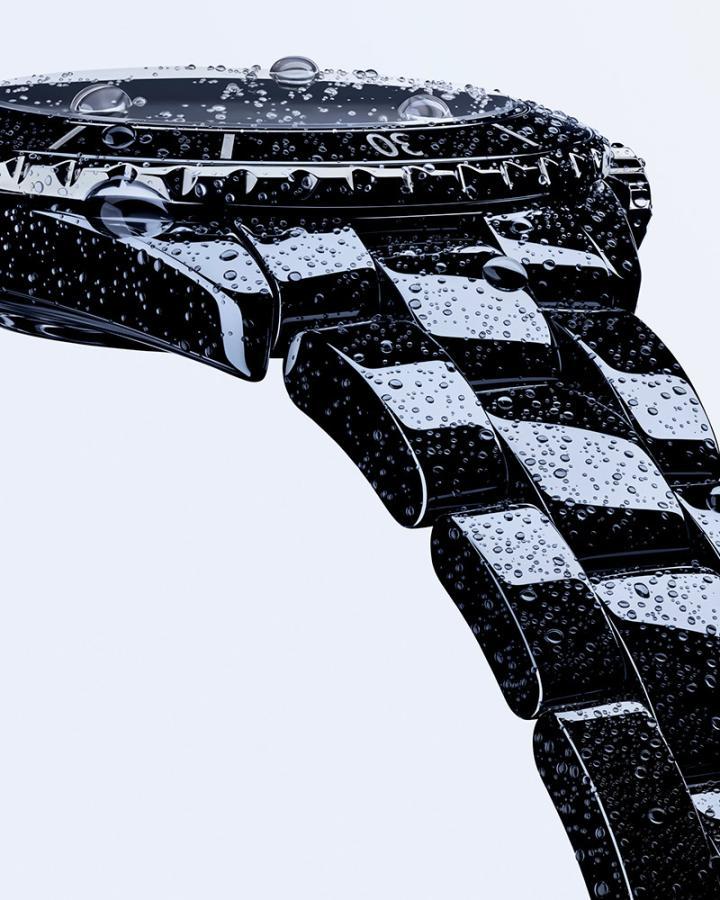 J12 的卓越之处，在于其陶瓷材质柔软如丝绸的极致触感。且其耐受度是精钢的七倍，却更加轻盈。