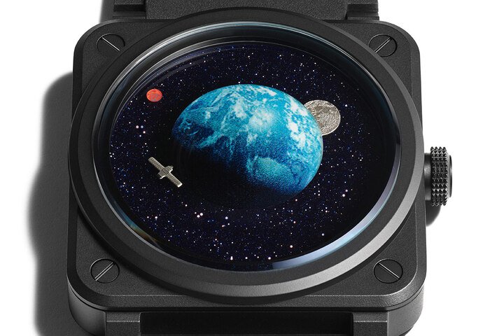 BR-03 Astro的蓝色砂金石表盘如深邃夜空的三星图，时间显示方式有别于传统时计：小卫星及月亮化作秒针及分针绕着地球运行，精确标记分秒流逝，远处的火星指示小时，像表盘上的星空动画，每看一眼都趣意无穷。