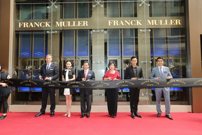 （左起）FRANCK MULLER®集团董事Nicholas Rudaz、刘嘉玲、SINCERE WATCH LIMITED执行董事朱沃裕先生、FRANCK MULLER®亚太区主席朱李月华博士、FRANCK MULLER®亚太区品牌大使张智霖及FRANCK MULLER®亚太区副主席及执行董事朱俊浩先生为FRANCK MULLER®香港旗舰店进行剪彩仪式