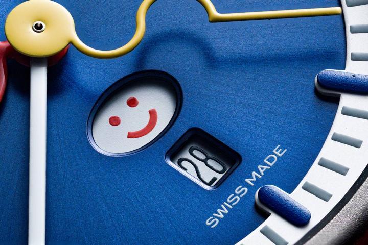 Smile-Day Blue6 点钟位置，一枚 smiley 表情显示一天的情绪：周一至周五为黑色，周末则转为红色。随着日子推进，笑容也逐渐绽放。