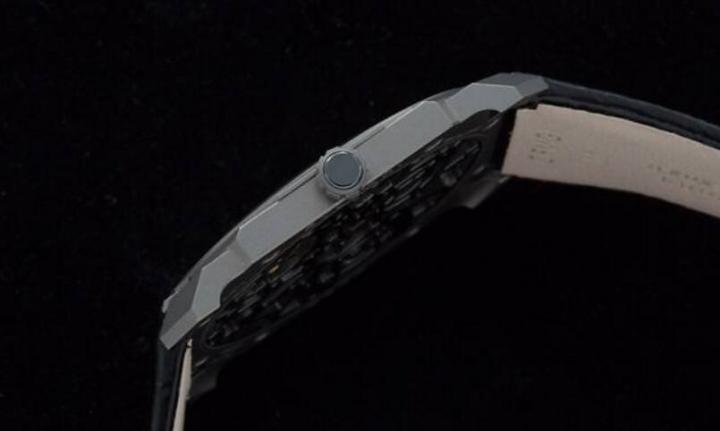 对比上一张腕表正面的层层稜角堆迭出的八角哲学设计，从侧面看却是仅5.37mm的纤薄度，个中的关键包括搭载的BVL 128超薄手动上链机芯