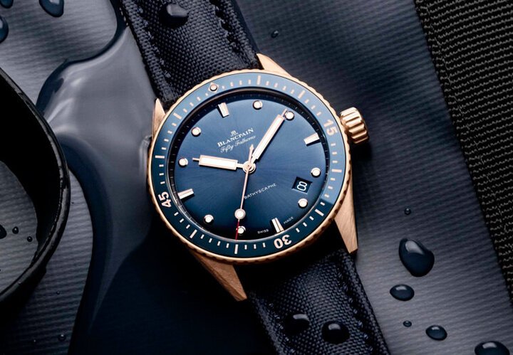 宝珀43mm的五十噚Bathyscaphe新增Sedna®金表壳款式，展现潜水表优雅贵气的一面