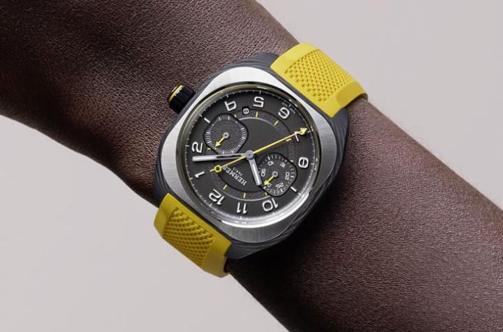 H08 Chronographe 枕形表壳以碳纤维复合材料打造，结合单按把计时设计，展现轻盈坚固与流线美感。