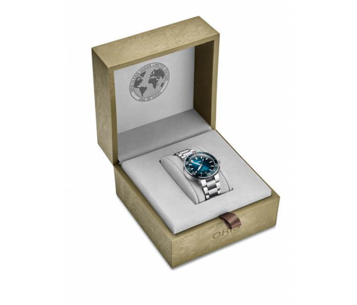 如同手表表背的设计，表款的外盒包装也采用了含有藻类成分的环保材料，将手表制程对于环境的负担再减少一些