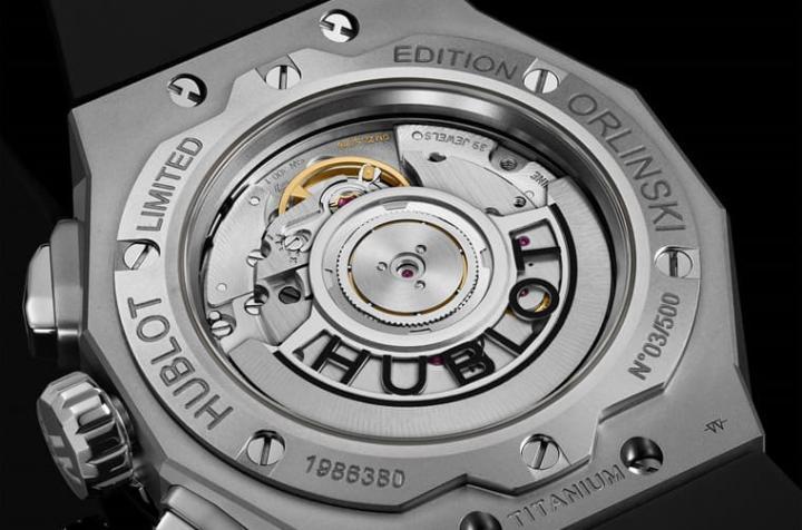 表背露出手表搭载的自动机芯，底盖边缘还刻上手表的限量编号等资讯，珍贵收藏价值在此一览无遗。