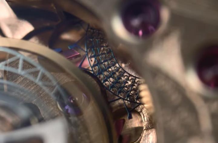 擒纵轮高震频运行时会交替闪现品牌创立与 2025 年份，象征传承与创新的节奏。