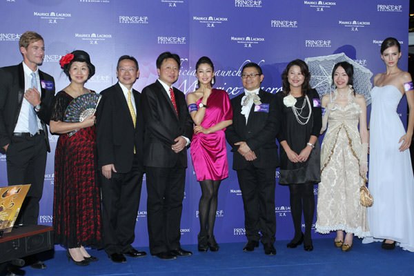 左起：模特儿、太子珠宝钟表执行董事朱邓丽萍女士、太子珠宝钟表执行董事朱继陶先生、太子珠宝钟表主席兼行政总裁邓鉅明博士MH、岑丽香小姐、艾美表代理大昌华嘉香港有限公司精品手表部区域总经理潘正棋先生、太子珠宝钟表执行董事苏嘉宝女士、艾美表理大昌华嘉香港有限公司精品手表部大中华区副总经理招嘉慧小姐及模特儿