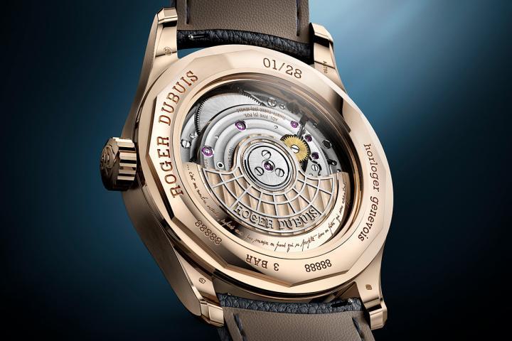 Hommage La Placide 的核心是 RD1472，这是一款经过重新设计的机芯，符合日内瓦卓越品质的最高标准，并将万年历与双逆跳显示相结合，同时致敬 Roger Dubuis 先生的热情。