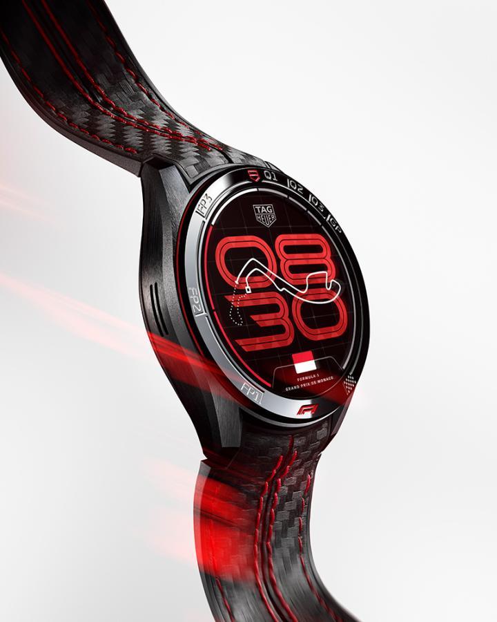 全新 TAG Heuer Connected Calibre E5 智能腕表 45 毫米 Formula 1 特别版完美连结品牌传承与前瞻科技，将大奖赛的极速世界直接带至腕间，让佩戴者随时沉浸于 Formula 1® 赛季的能量、张力与热情之中，无论身处何地，都能随时感受这项顶级赛事的核心精神与竞速魅力。