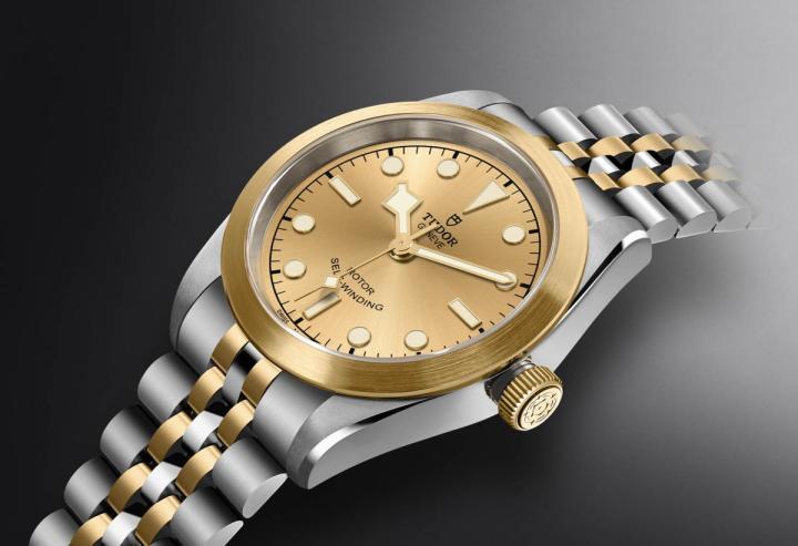 香槟金色面盘与磨纱磨光钢材质形成微妙的对比，与先前的黑色或蓝色面盘相比多了一分温暖感