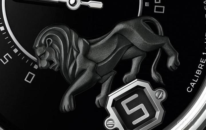 2018年款的Monsieur de Chanel再推出Beige金和白金各20只，最明显的变化在于面盘的小秒针改成了狮子雕像装饰，一方面与香奈儿女士的星座连结，同时也突显出表款的阳刚个性