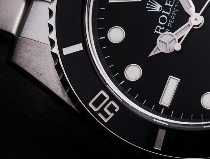 Cerachrom陶瓷表圈是现役Submariner Date的一大特征，新材质和新制法都让表圈的质感和立体感大幅提升，甚至戴久也不容易褪色