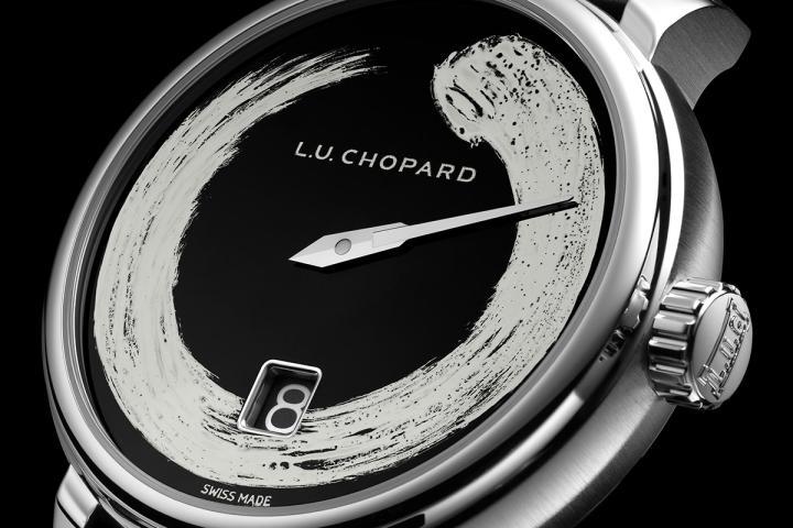表盘向 "圆相" 致敬 —— 这个在冥想与全然专注的状态下，一气呵成的标志性圆环。在虚与实的平衡之间阐释了当下一刻之美，以及对不完美之美的坦然接纳。