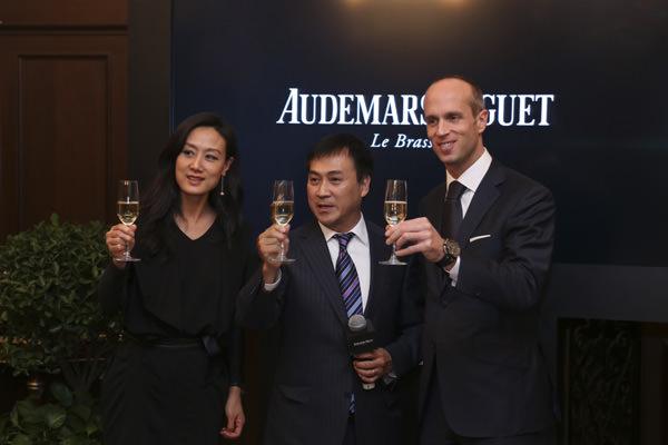 （从左至右）：爱彼中国总经理李莉女士，冠亚名表城总经理潘国成先生，爱彼中国大陆及香港行政总裁梵卫先生在爱彼复杂功能腕表品鉴晚宴上合影