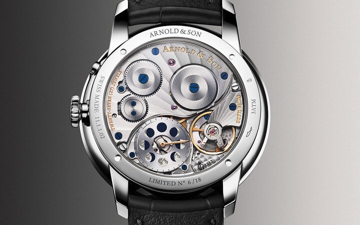 Arnold & Son 亚诺表为三款 Perpetual Moon "Colours of the Moon" 限量款搭载品牌自制 A&S1512 手动上链机芯。这枚机芯直径 34 毫米、厚度 5.35 毫米，满链可提供充裕的 90 小时动力储备。