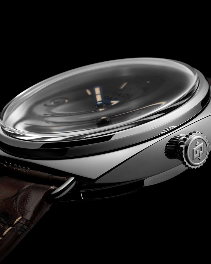 PAM01730 配备枕形表壳、圆弧形 Plexiglas® 树脂玻璃镜面、纤细的线型表耳与锥形表冠，完整呈现腕表组的复古魅力，并重现早期备有 Radiomir 夜光表盘的原型潜水表设计。