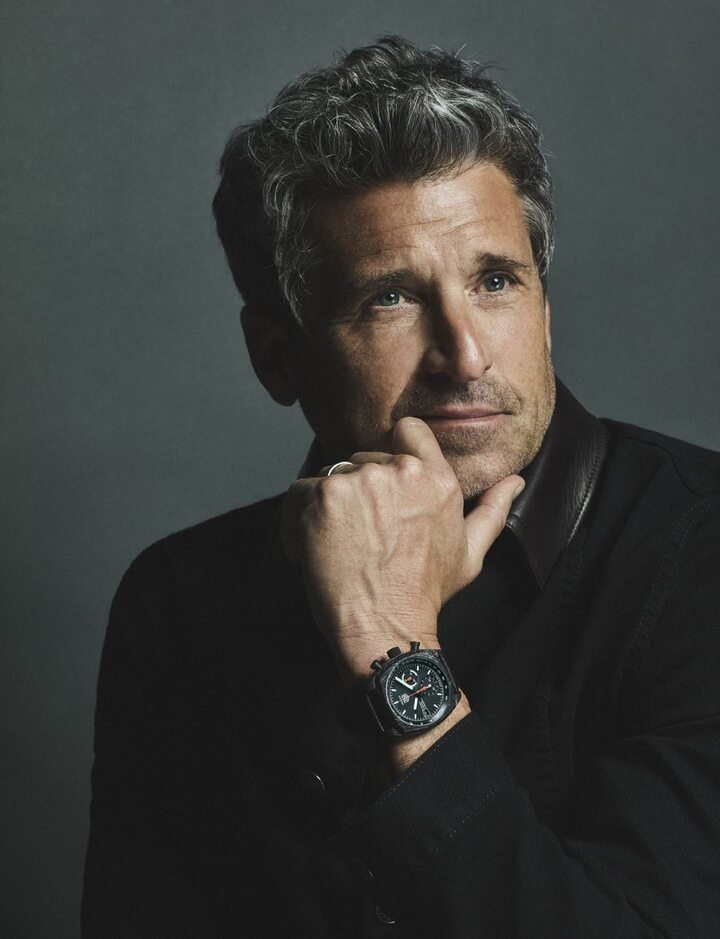 品牌大使派屈克・丹普西佩戴 TAG Heuer Monza 飞返计时腕表 50 周年限量款。