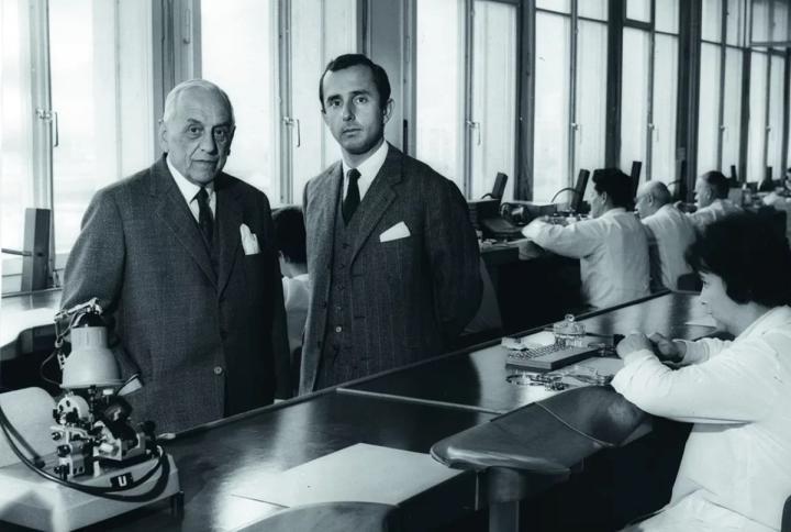 豪雅总裁 Charles Edouard Heuer 与儿子 Jack Heuer（杰克．豪雅）于瑞士表厂的合影，1963 年。