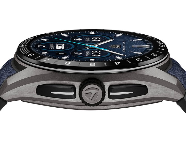 Calibre E5 系列首次采用无黑色 DLC 镀层钛金属表壳，经磨砂、喷砂处理还原金属原生质感，色调贴近球杆天然金属色泽。