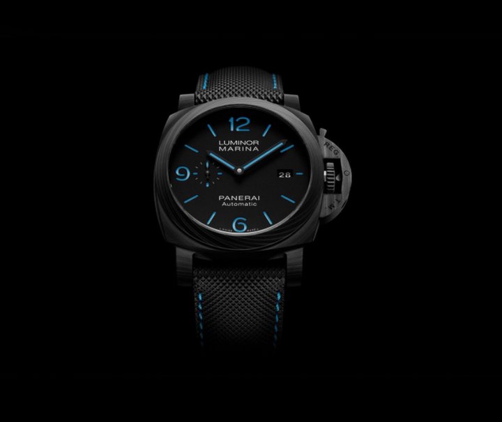 沛纳海以PAM00700为原型，打造全新Luminor Marina Carbotech（PAM01661），两者有相同材质的表壳与细节配色