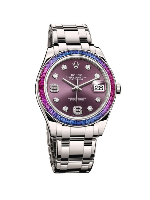  Oyster Perpetual Datejust Pearlmaster 39腕表以18 ct白色黄金打造表壳，表圈镶嵌48颗蓝色渐变至紫红色方形切割蓝宝石