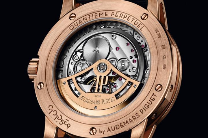 表款搭载的5134机芯是在AP经典的2121自动机芯上加装万年历模组，透过底盖可以看到2121最具辨识度的辅助外轨式自动盘。这批搭载的新机芯都采用了更现代感的版路，相对地这款就仍然维持了古意