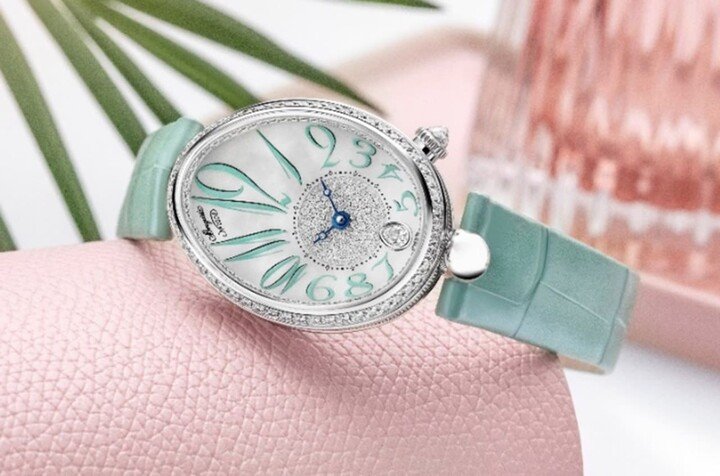 Reine de Naples 8918先前曾推出过许多颜色，2024年开春宝玑新增一款薄荷绿新作，吸引女性表迷注意。