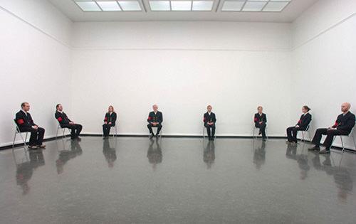 ELMGREEN & DRAGSET艾默格林&德拉塞特 -“看（守）守卫” 2005 _ 12名博物馆守卫坐守空无一人的展厅，尺寸可变