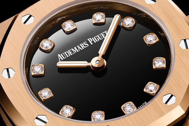 18K 玫瑰金表款配备镜面抛光黑玛瑙表盘，其深邃匀净的表面既彰显强大气场又不失优雅。表盘上点缀明亮式切割钻石时标，形成强烈视觉反差，尽显精致格调。