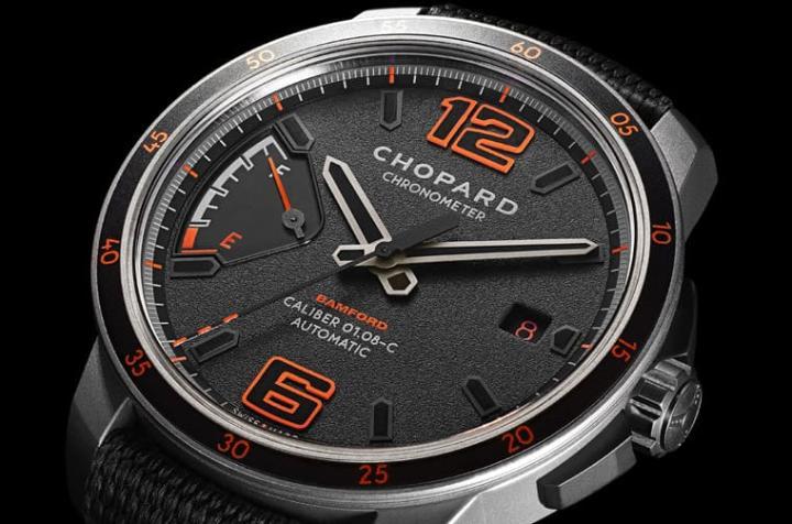 手表采用微珠打磨钛金属表壳搭配黑色铝圈，而Bamford标志性的火焰橙色装饰则成为手表视觉上的最大亮点。