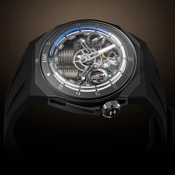 S1 Titanium DLC Blue以黑色 DLC 镀层钛金属表壳搭配蓝色流体逆跳小时显示，呈现在白色背景之上，带来清晰且强烈的视觉对比。