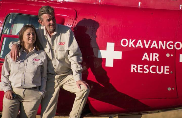 由Christian Gross（右）和Misha S. Kruck（左）夫妻档创立的Okavango空中救援组织2021年适逢十周年生日，为此他们的合作伙伴ORIS专程打造出限量表作为庆祝献礼