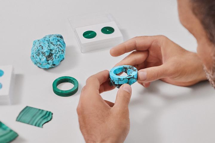 选石的过程十分重要，每一块绿松石或孔雀石皆必须符合严格的品质标准。绿松石必须呈现特定程度的蓝色调，并具有分布均匀的深色纹脉。孔雀石则仅有具备深绿色调及细腻的水平矿物带状纹理，方能契合腕表的设计理念。