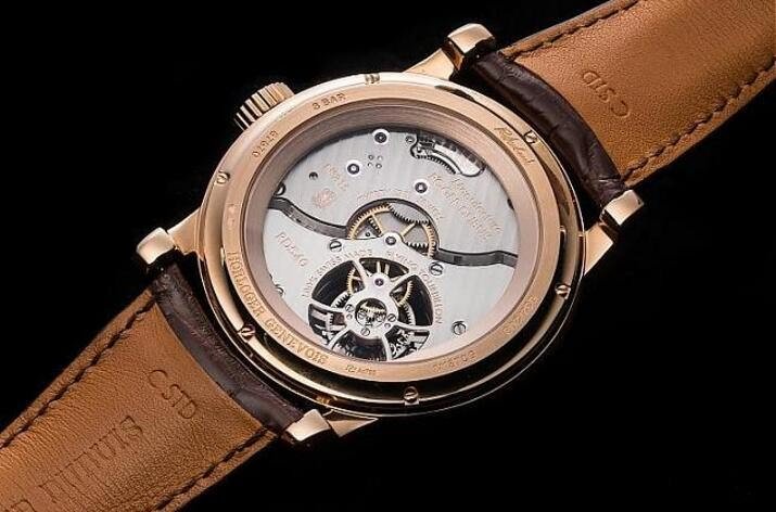 Roger Dubuis HOMMAGE飞行陀飞轮腕表搭载了的是一枚品牌接触的複杂款机芯， 翻转至背面透过透明底盖RD展现的又是另一个视觉张力