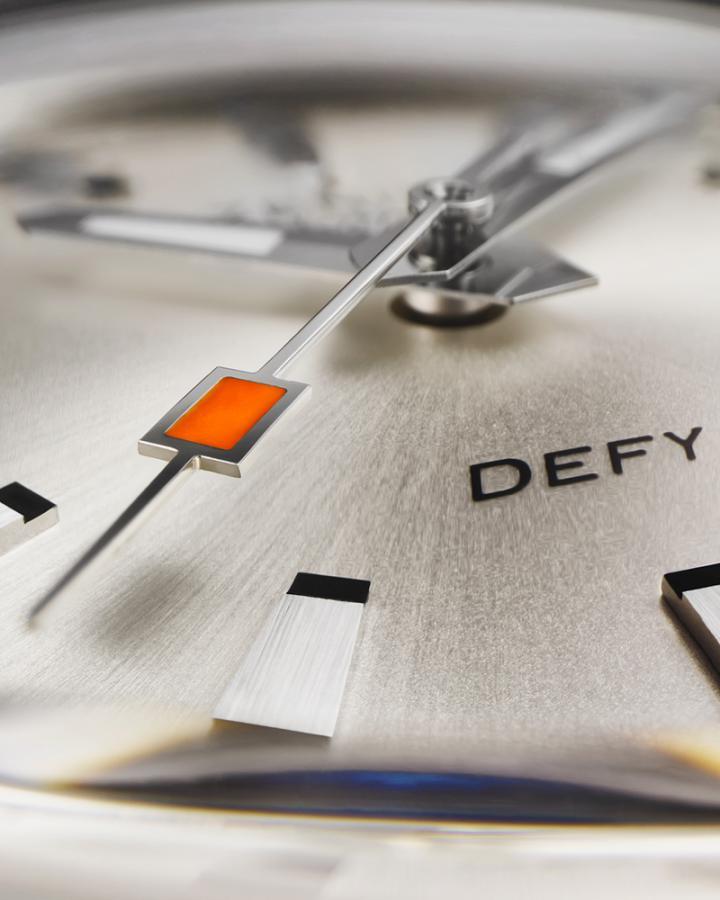 Revival A3643 复刻腕表，镶贴时标采用精巧的双层设计：中央缎面打磨平面高于黑色亮漆凹槽，营造鲜明的深度层次与对比效果。夜光标记与琢面指针确保清晰易读，而秒针上鲜橙色长方形方块，则为整体增添动感与辨识度。