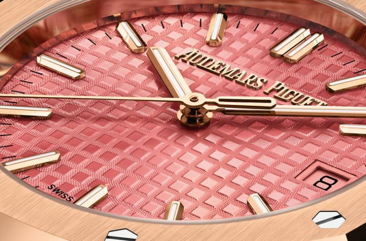 玫瑰金款的Grande Tapisserie大型格纹面盘以ALD原子层沉积镀层形成独特的粉红色调，与玫瑰金的暖色调搭配相得益彰。