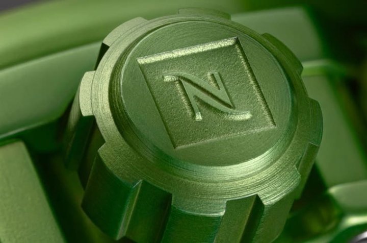 表冠和表壳皆以铝和28%的Nespresso咖啡胶囊回收铝材质融合制成，其中表冠特别改刻上咖啡品牌的Logo。