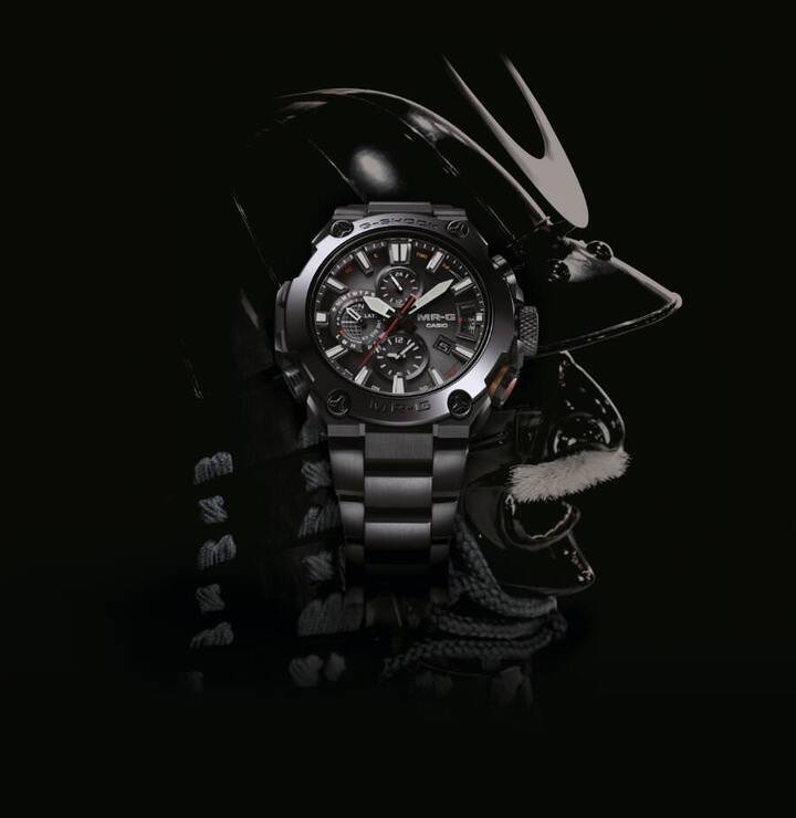 MR-G是G-SHOCK 腕表的高端系列金属版本。他不但完美融合了日本传统工艺和尖端科技，其可靠性也同样是无与伦比