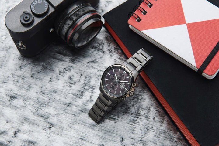 Edifice EFB-509GY-1AVUPR招牌的三眼表盘，功能具备实用的日期、星期显示，甚至还有计时功能，扎实的规格适合初入社会的新鲜人