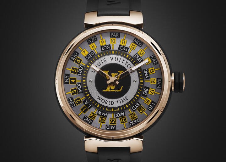  Tambour World Time Runway黑、白、黄的面盘设计以机场跑道为灵感，致敬路易威登所传承的旅行的艺术。24个时区的代表城市则印制在透明的蓝宝石盘正面