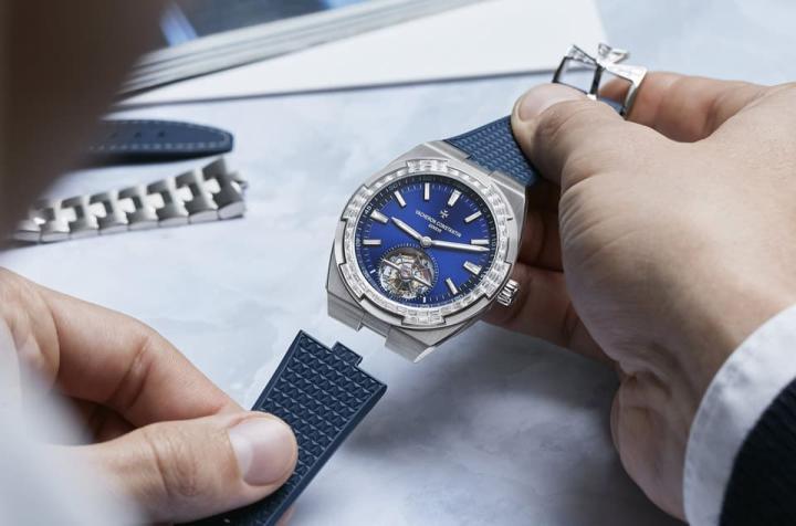 手表备有白金链带、橡胶表带与皮革表带，佩戴者透过表带快拆系统可以轻松更换表带。