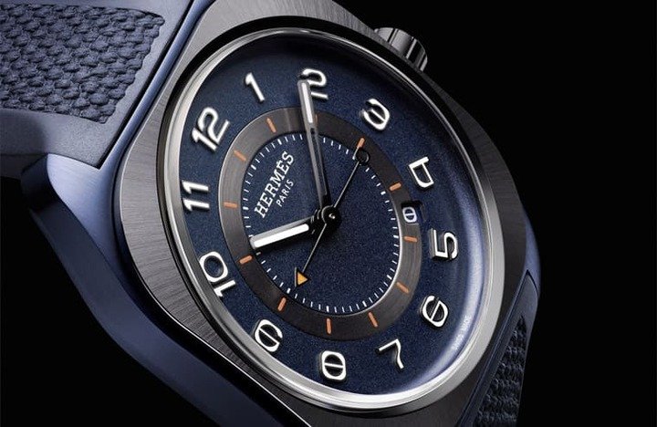 HERMÈS H08新作采用蓝色PVD钛金属表壳搭配黑色陶瓷表圈，面盘也是蓝与深灰双色调，格局简约俐落，视读效果也很明确清楚。
