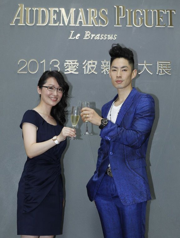 台湾爱彼表总经理王晴与吴建豪一同举杯庆贺2013爱彼表新品大展正式开展