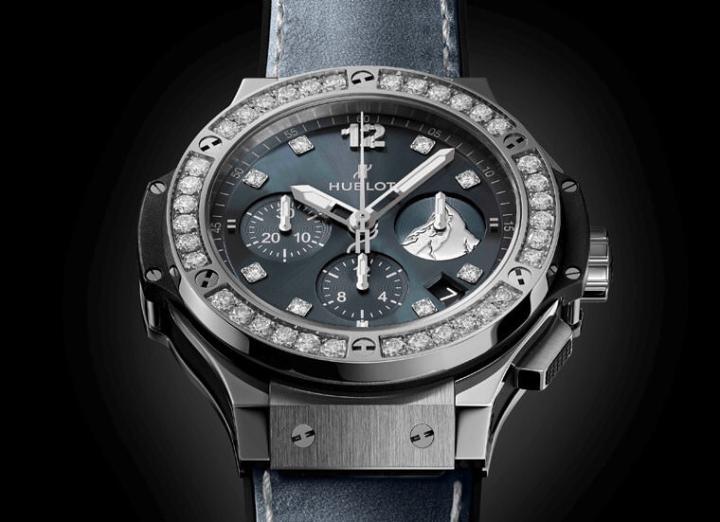 女表搭载的计时机芯与男表不同，从小秒盘的位置可知两者的机芯差别，另外女表也额外于表圈镶上钻石，带点华丽的视觉魅力