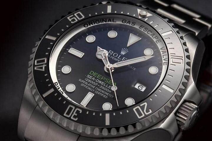 面盘上的指针和钟点标记均涂上Chromalight夜光物料，可发出持久蓝光，是Deepsea表款的特色之一