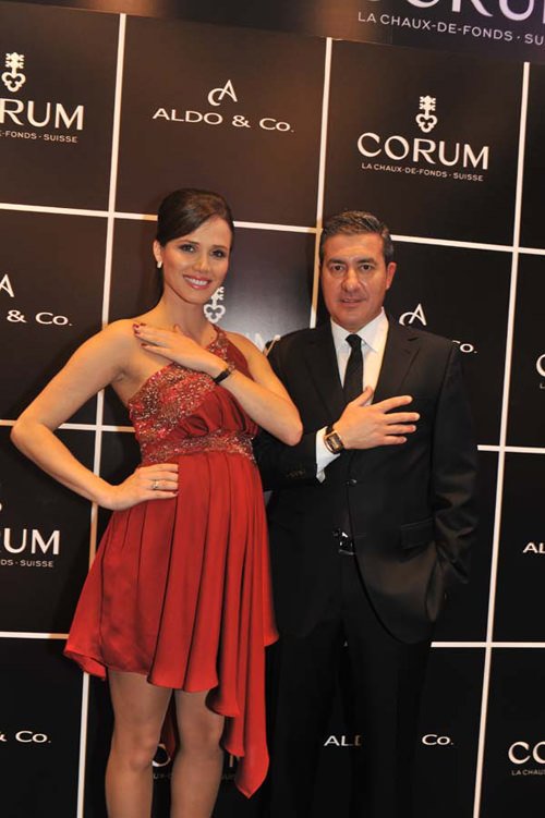 前世界小姐 Maria Julia Mantilla，左， 与 Corum 昆仑首席执行官 Antonio Calce 