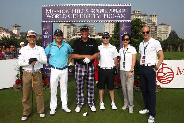 爱彼（香港及中国大陆）行政总裁梵卫先生、爱彼中国区总经理李莉小姐、爱彼形象大使戴伦克拉克及贵宾在1号洞合照