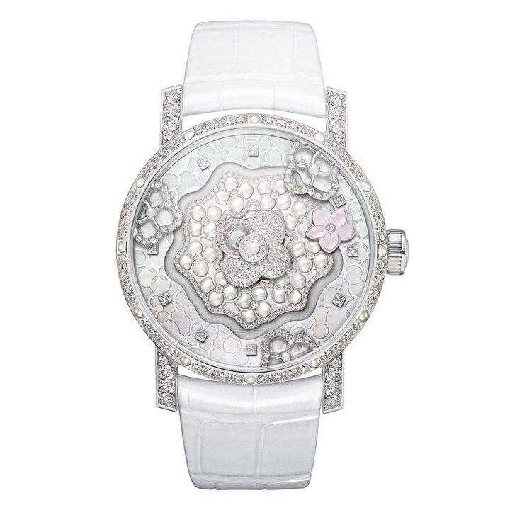 CHAUMET Hortensia 绣球花复杂精密腕表，表圈镶嵌上64颗明亮式切割钻石和12颗凸面圆形珍珠贝母小时刻度，表身以人手雕刻上绣球花图案，并搭载CHAUMET独有——绣球花形的瑞士自动上链复杂精密机芯CP12V-XIII