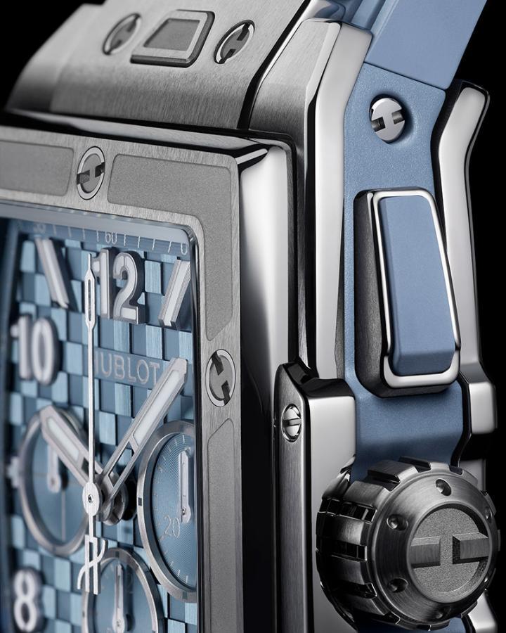 43 毫米的 Big Bang Original Unico 与 42 毫米的 Spirit of Big Bang 表盘，灵感来自碳纤维材质的交织纹理，透过缎面与抛光方块的排列，营造鲜明而立体的层次效果。