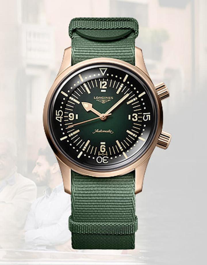 浪琴表除了皮表带，也还提供一条绿色NATO表带可供佩戴者自行替换